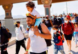 Gran cantidad de migrantes se encuentran en la frontera de EEUU y México