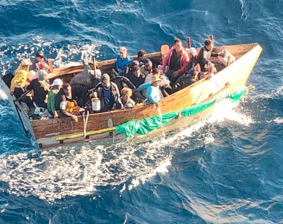 Balseros cubanos son rescatados por crucero de Carnival