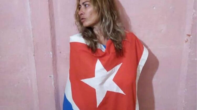 Piden prision preventiva a activista cubana que se envolvió con la bandera