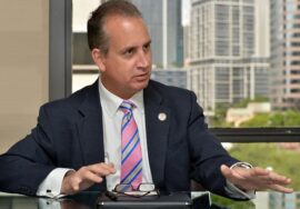 Díaz-Balart pide el gobierno de EEUU que investigue a los peloteros que entraron en Miami
