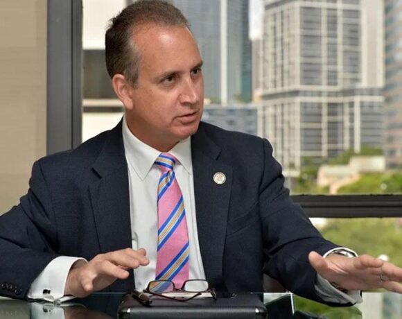 Díaz-Balart pide el gobierno de EEUU que investigue a los peloteros que entraron en Miami