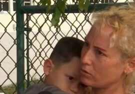 Comunidad cubana ayuda a madre cubana que dormía en las calles con sus hijos