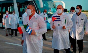 México contrata más médicos cubanos