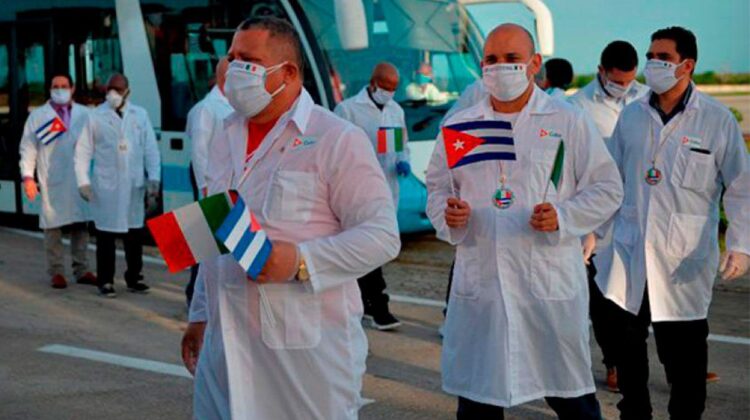 México contrata más médicos cubanos