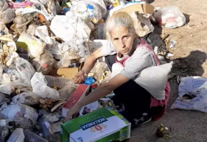 Mujer come de la basura en Cuba