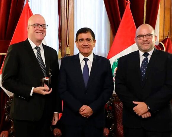 Representantes de la ARC se reúnen con congresistas del Perú
