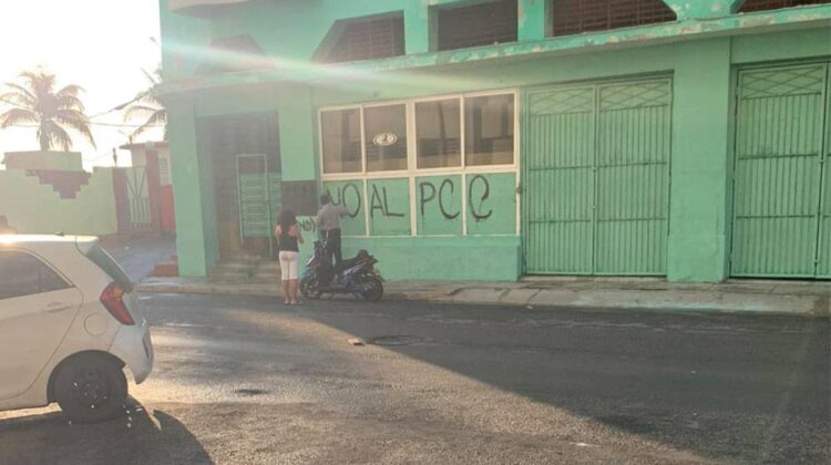 END pinta cartel en contra del régimen cubano en edificio Humboldt 7