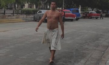 Cubano protesta semidesnudo en las calles de Holguín