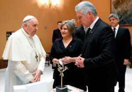 Papa Francisco recibe en el Vaticano al dictador cubano Miguel Díaz-Canel