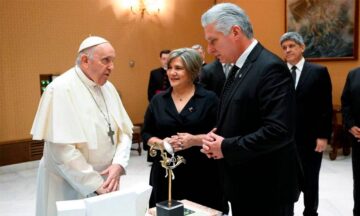 Papa Francisco recibe en el Vaticano al dictador cubano Miguel Díaz-Canel