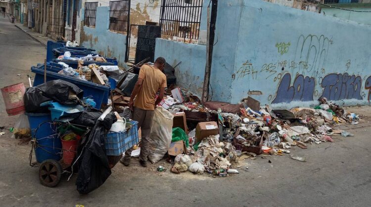Las calles de Cuba se encuentran llenas de basuras y la indigencia aumenta en el país