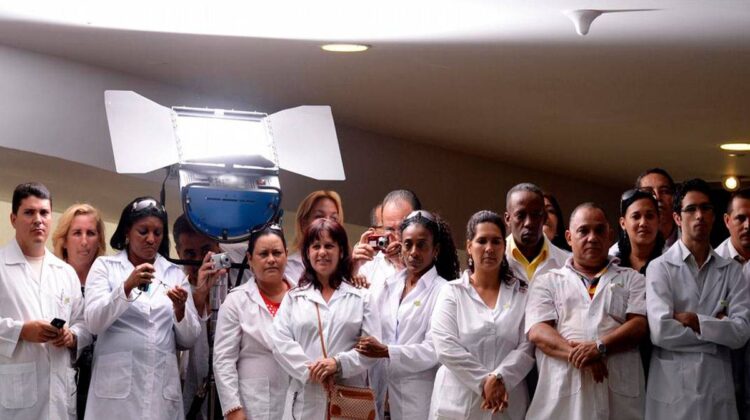 Cuba continua exportando médicos mientras existe escasez en la isla