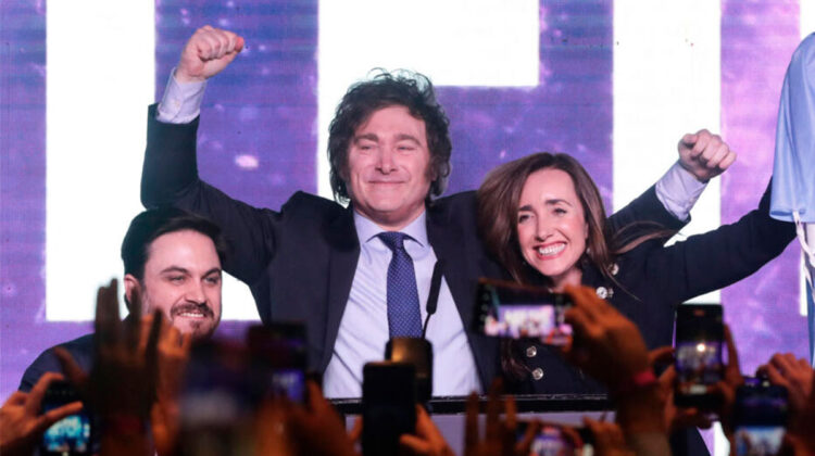 Javier Milei gana aplastantemente las elecciones primarias en Argentina