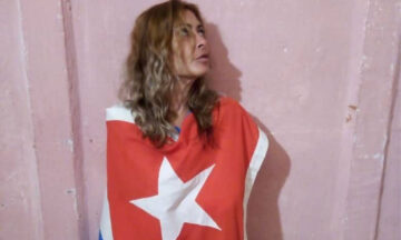 Fiscalía pide 4 años para Aniette González por fotos con la bandera cubana
