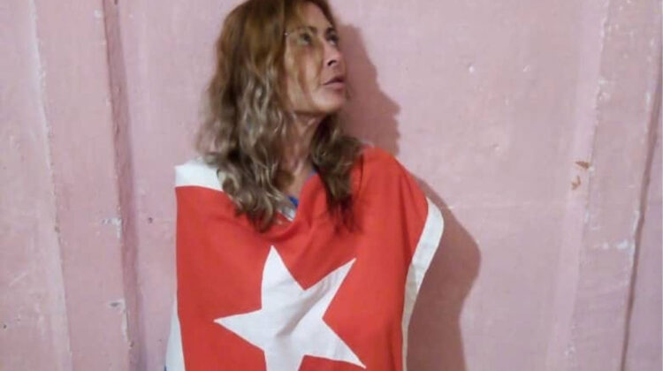 Fiscalía pide 4 años para Aniette González por fotos con la bandera cubana