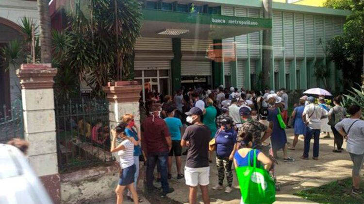 Bancos en Cuba buscan incentivar uso de tarjetas y pasarelas de pago