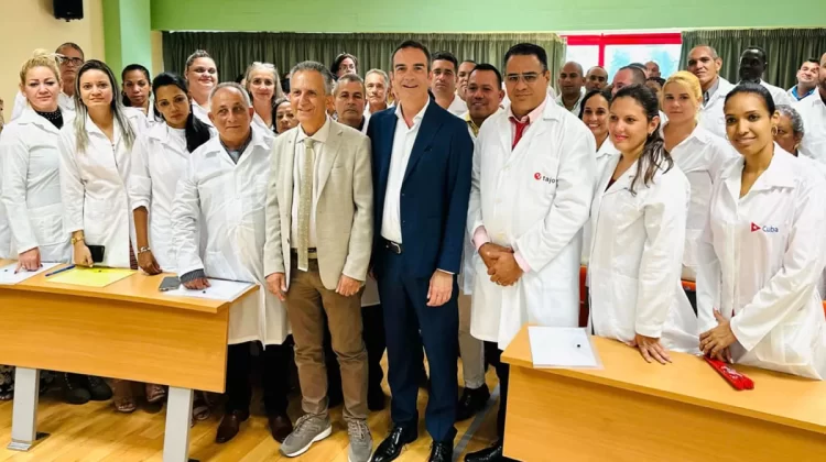 Otro contingente de médicos cubanos llegan a Italia, mientras en Cuba faltan