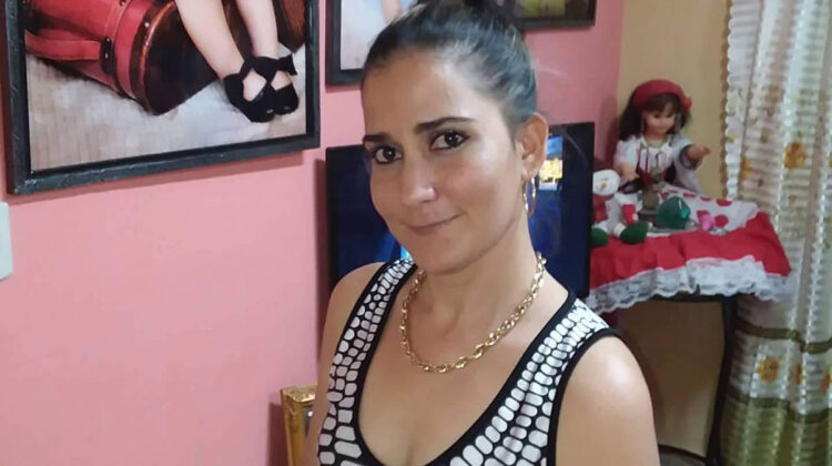 Madre cubana Yenys Fernández es amanazada por la seguridad del Estado por denunciar mal estado de la escuela