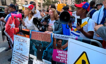 Cubanos protestan por la presencia del dictador cubano Miguel Díaz-Canel en la ONU