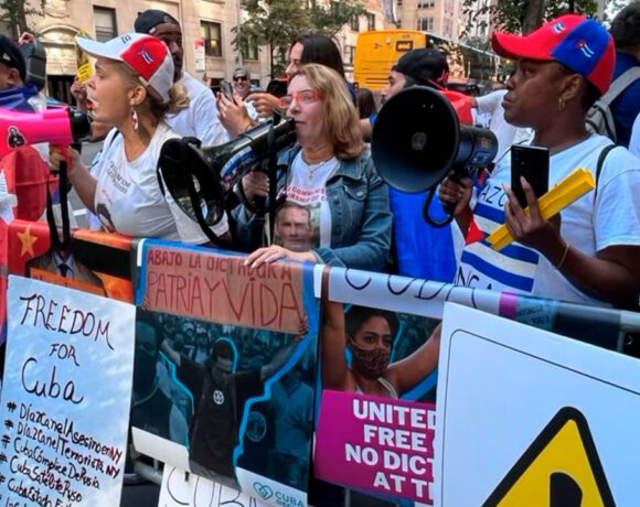 Cubanos protestan por la presencia del dictador cubano Miguel Díaz-Canel en la ONU
