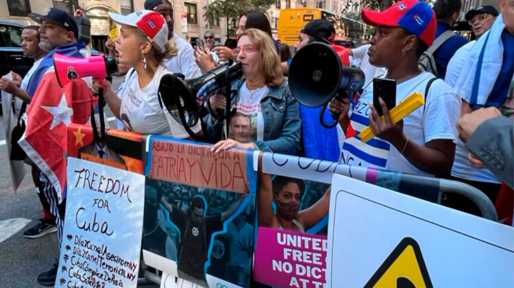 Cubanos protestan por la presencia del dictador cubano Miguel Díaz-Canel en la ONU