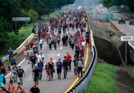 Miles de migrantes salen en una caravana desde Tapachula a la frontera sur de Estados Unidos