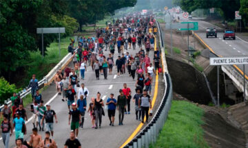 Miles de migrantes salen en una caravana desde Tapachula a la frontera sur de Estados Unidos