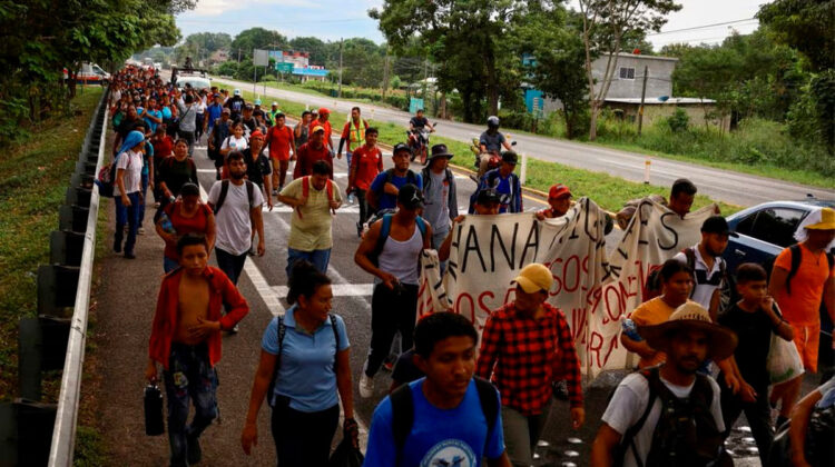 Cientos de migrantes parten en nueva caravana que pretende a unirse a una más grande para ingresar a EEUU