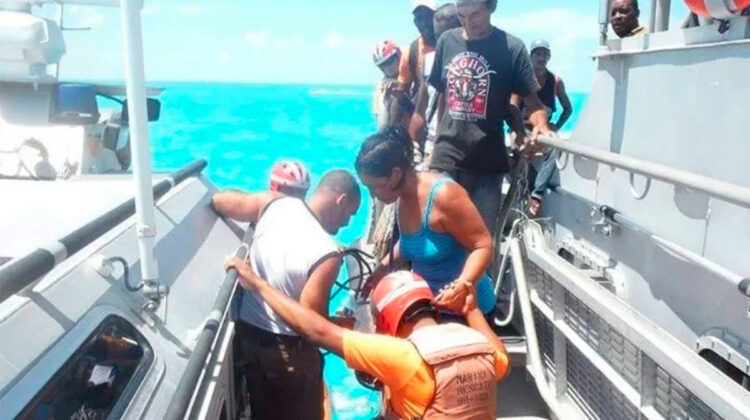 Balseros cubanos son rescatados por pesquero méxicano
