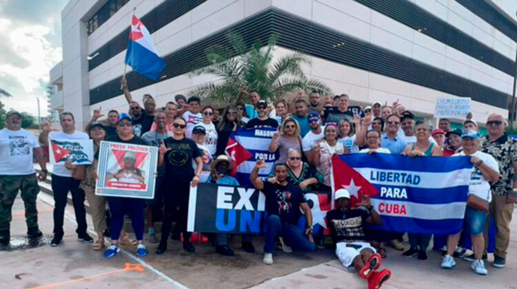 Exiliados cubanos salen a protestar en diferentes países contra la dictadura comunista de Cuba