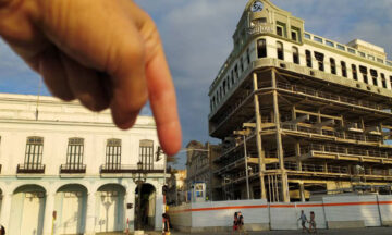 Derrumbe de la fachada de un edificio en la Habana