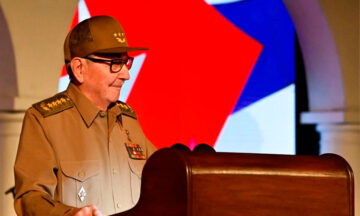Raúl Castro reaparece en publico con un discurso amenazante