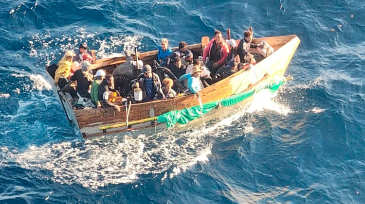 Balseros cubanos son rescatados por crucero de Carnival