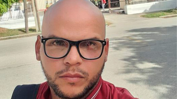 Periodista cubano es amenazado y arrestado por ayudar a personas necesitadas