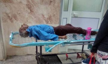 Anciana con fractura en caderas es acostada en un esqueleto de camilla en mal estado Hospital Calixto García