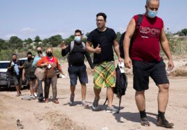 Casi medio millón de cubanos son monitoreados por ICE y podrían ser expulsados