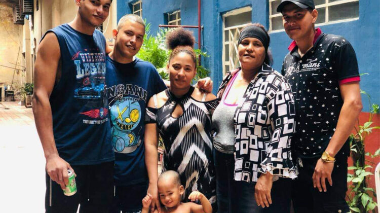 Preso político Luis Robles se encuentra de pase en su casa con su familia