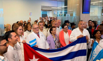 Médicos cubanos llegan a Honduras bajo duras criticas de gremios hondureños