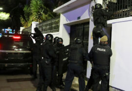 Policía de Ecuador irrumpe en embajada de México