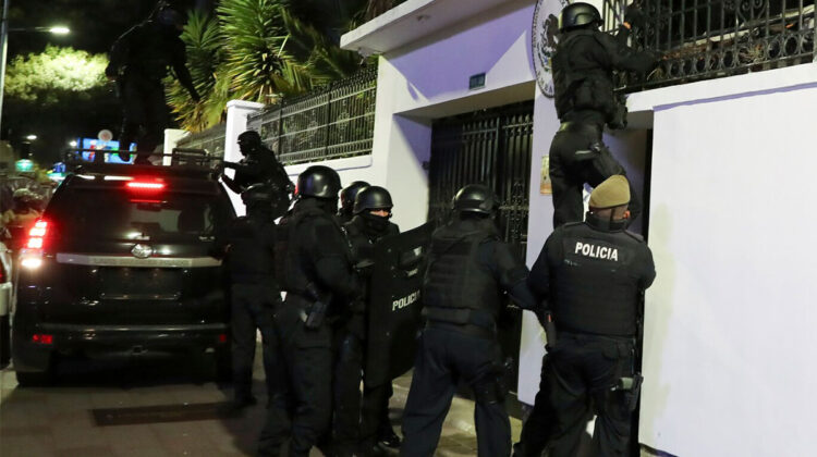 Policía de Ecuador irrumpe en embajada de México