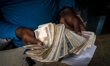 Régimen de Cuba culpa al toque de la devaluación del peso cubano