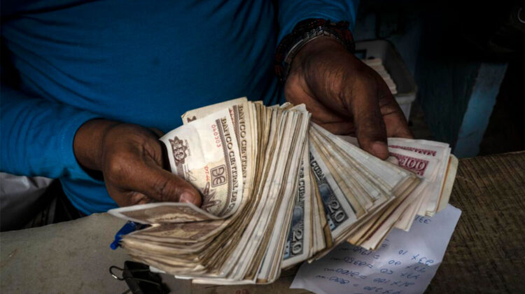 Régimen de Cuba culpa al toque de la devaluación del peso cubano