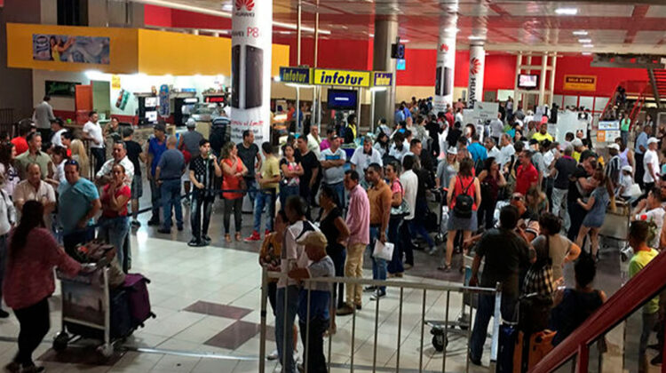 alrrededor de 50 cubanos se encuentran varados en el aeropuerto en Perú luego de perder la conexión con Nicaragua