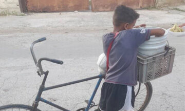 niño cubano se ve obligado a buscarse la vida diariamente