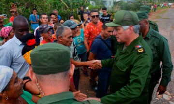 cubano encara al dictador Miguel Díaz-Canel por abandonar a 29 niños