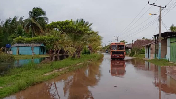 Régimen de Cuba abandona a los cubanos residentes en Playa Guanímar tras el paso del huracán Rafael