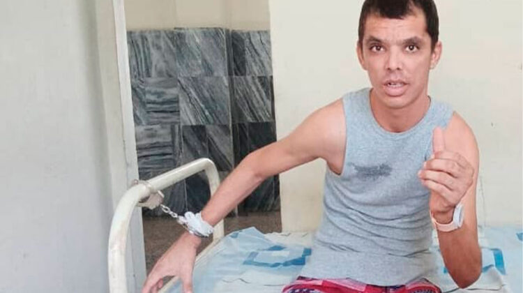 Joven cubano con problemas psiquiátricos en Cuba esposado a una cama de un hospital