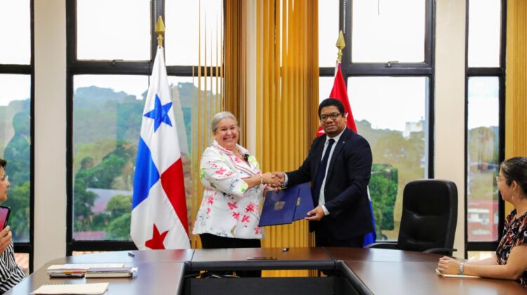 Panamá y Cuba renuevan convenio de alfabetización