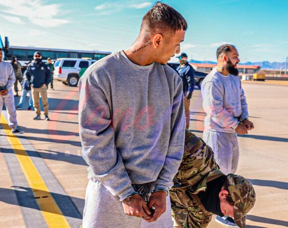 Grupo de migrantes con antecedentes criminales llegan a Guantánamo