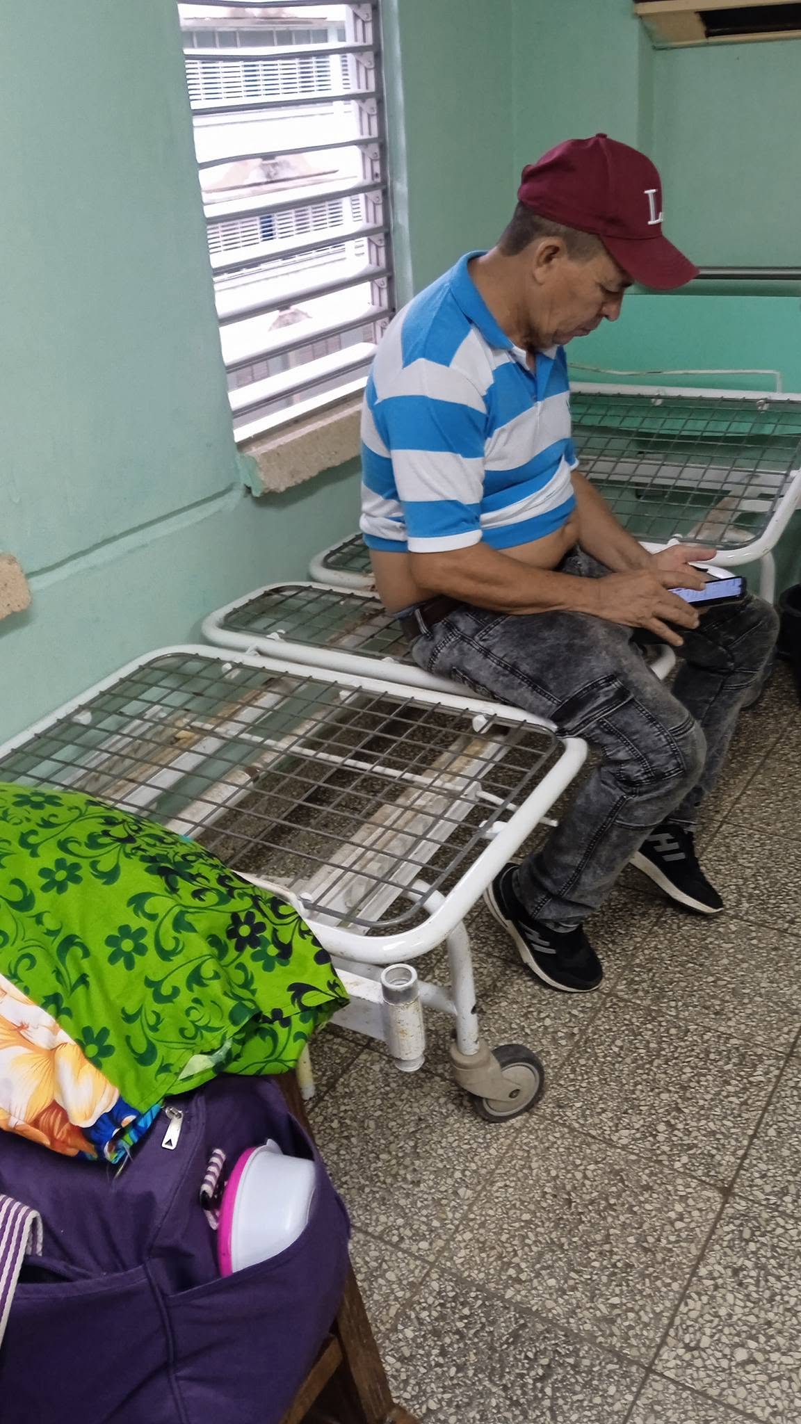 Pacientes de hemodiálisis en camas sin colchón